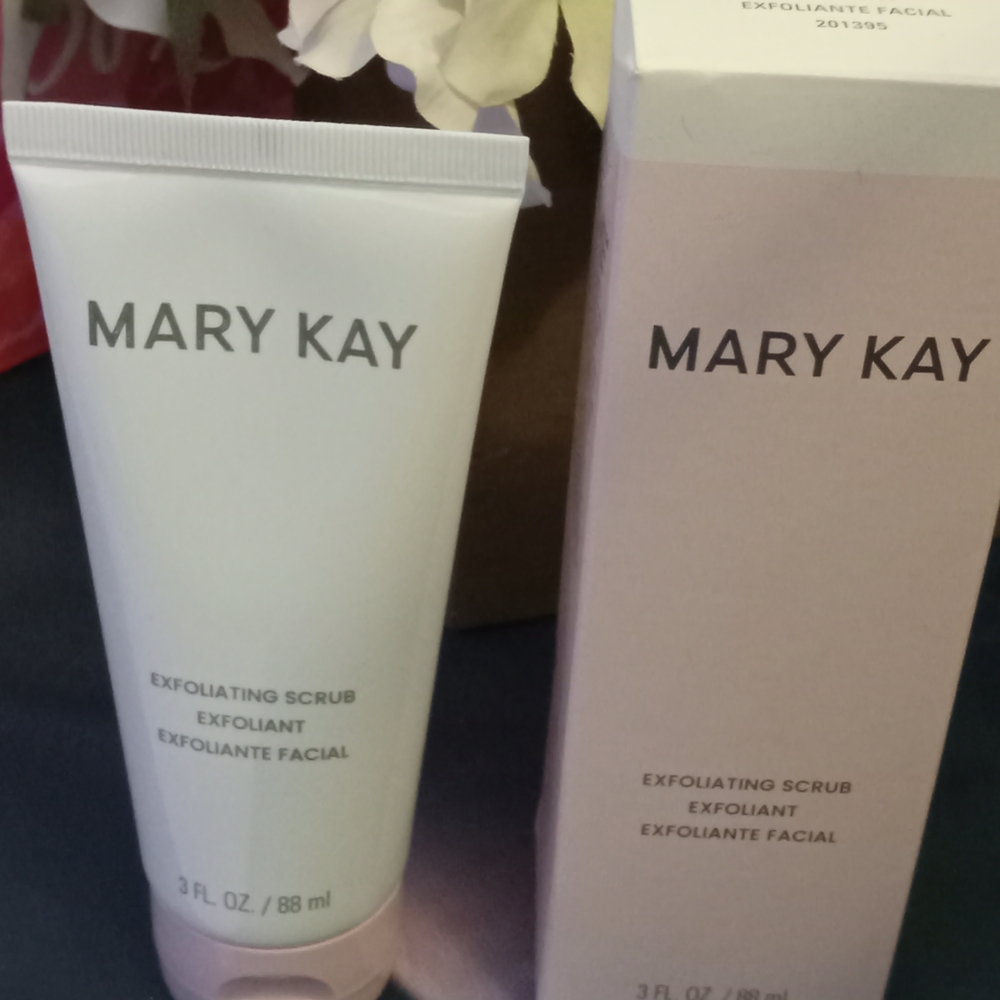Mary Kay Exfoliating Facial Scrub in White and Pink